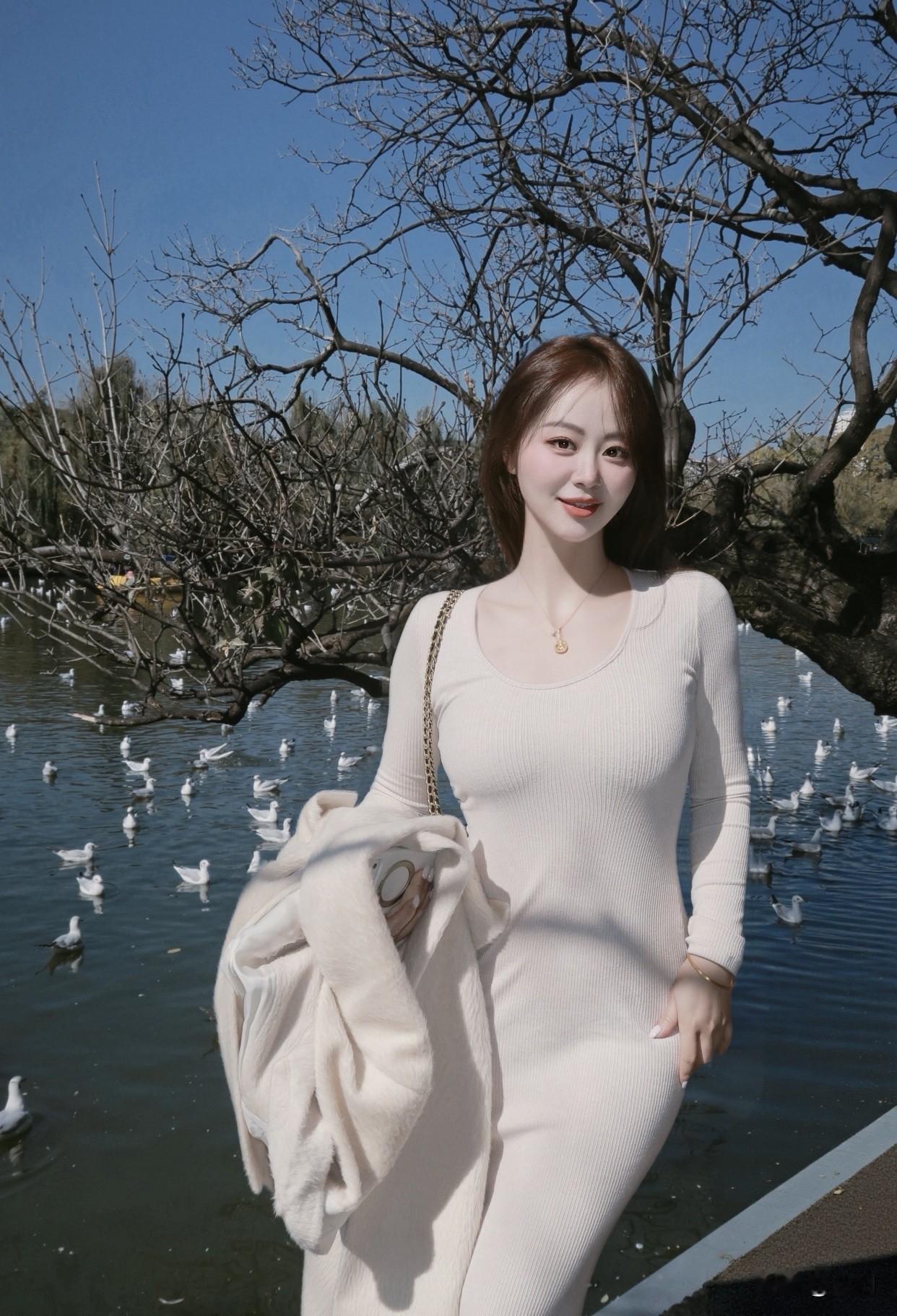 职场女性如何穿出优雅知性气质选择简约的连衣裙或衬衫，颜色素净，如白色、淡蓝色。