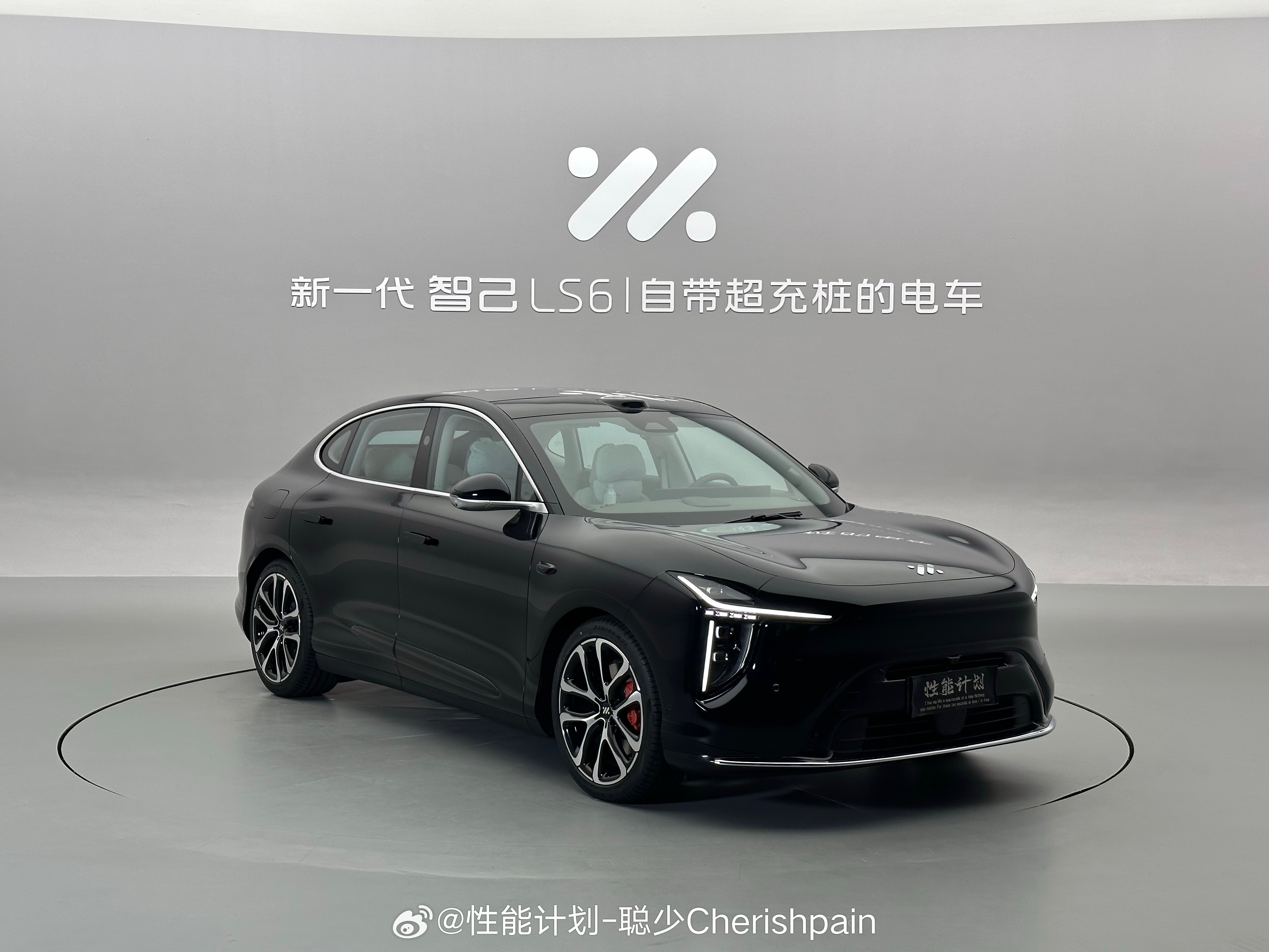 今天棚拍智己全新LS6，其实之前看图片我以为新老款区别只是加入了增程系统然后大灯