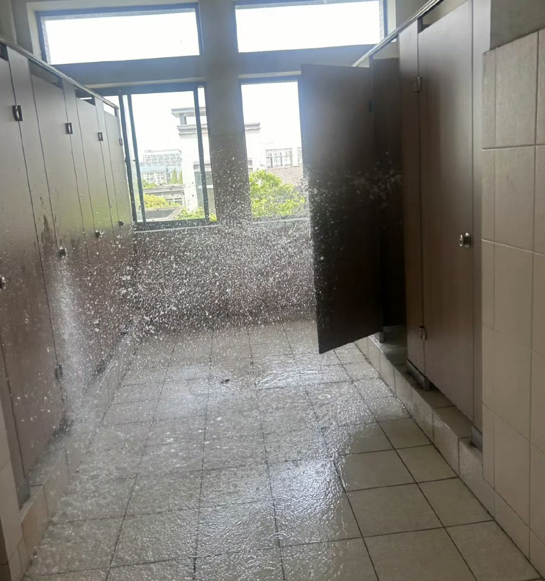 学校厕所爆改淋浴间​​​
