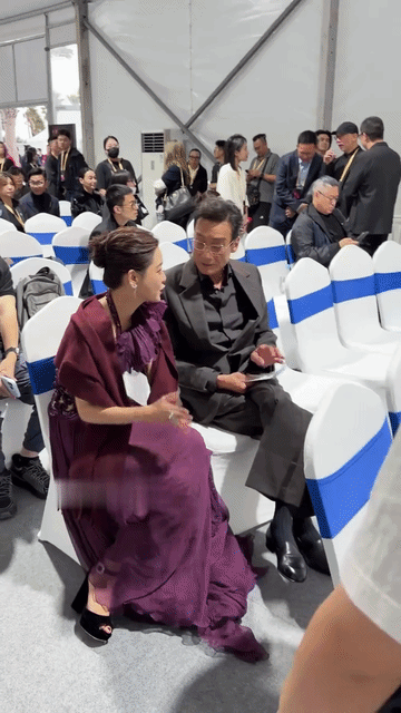 梁家辉是真绅士！和辛芷蕾聊天，不经意的一个帮忙拉披肩的动作让人见识到什么叫做刻在