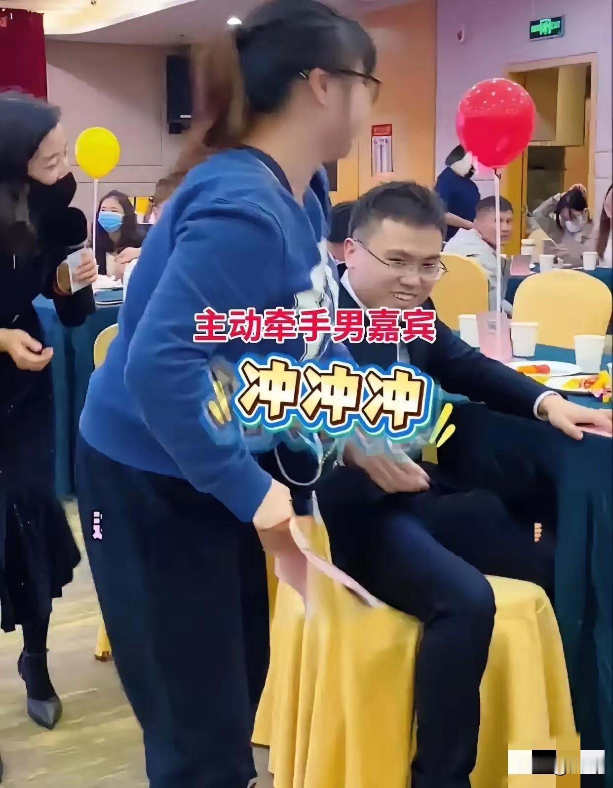 广州有个相亲活动，25岁的女孩没化妆，扎个马尾辫。她看到个穿西装的男生挺顺眼，直