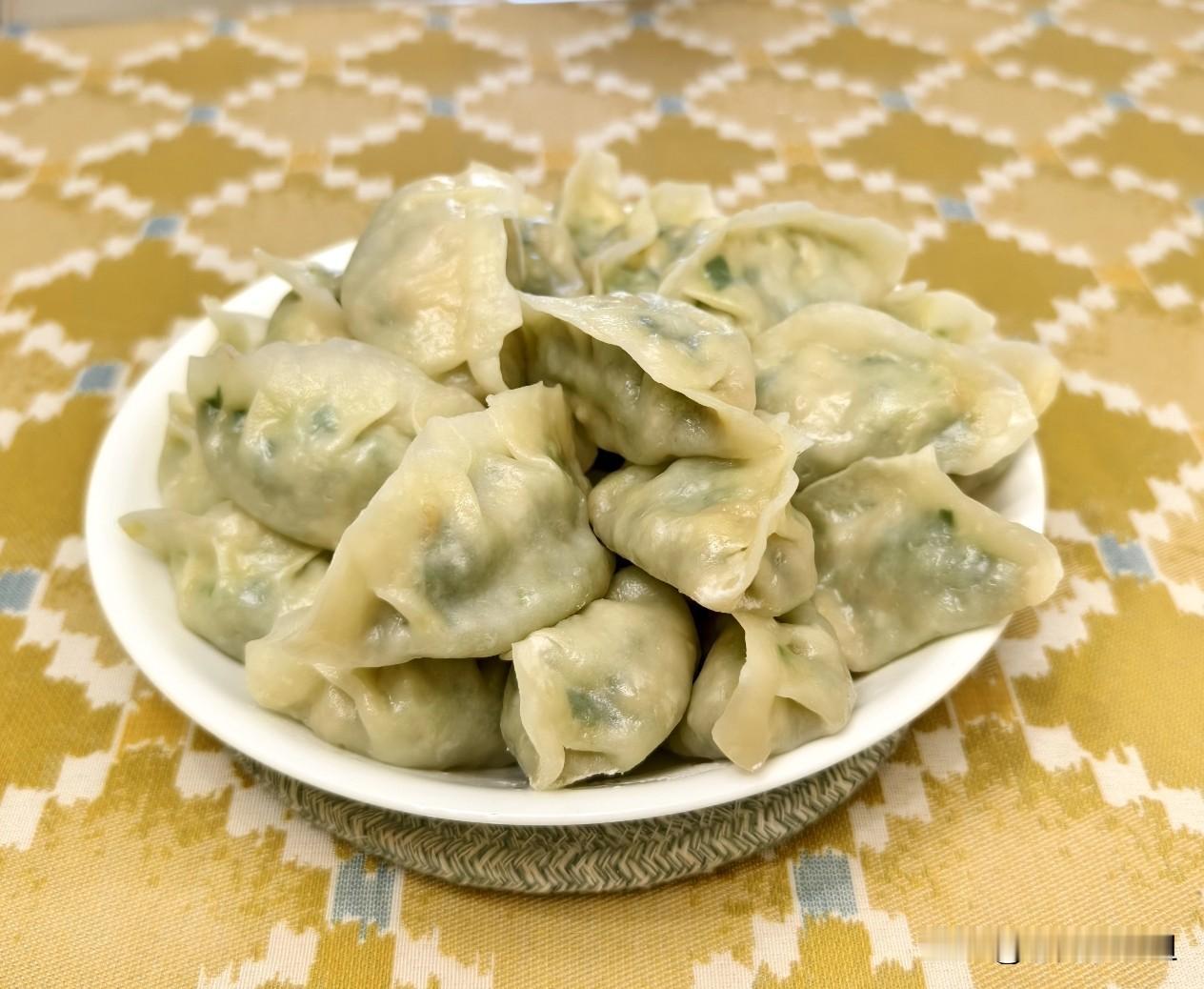 蒸西葫芦韭菜馅蒸饺。包馅，同样的馅蒸包子，包水饺，包蒸饺，或者烙盒子，味道就不