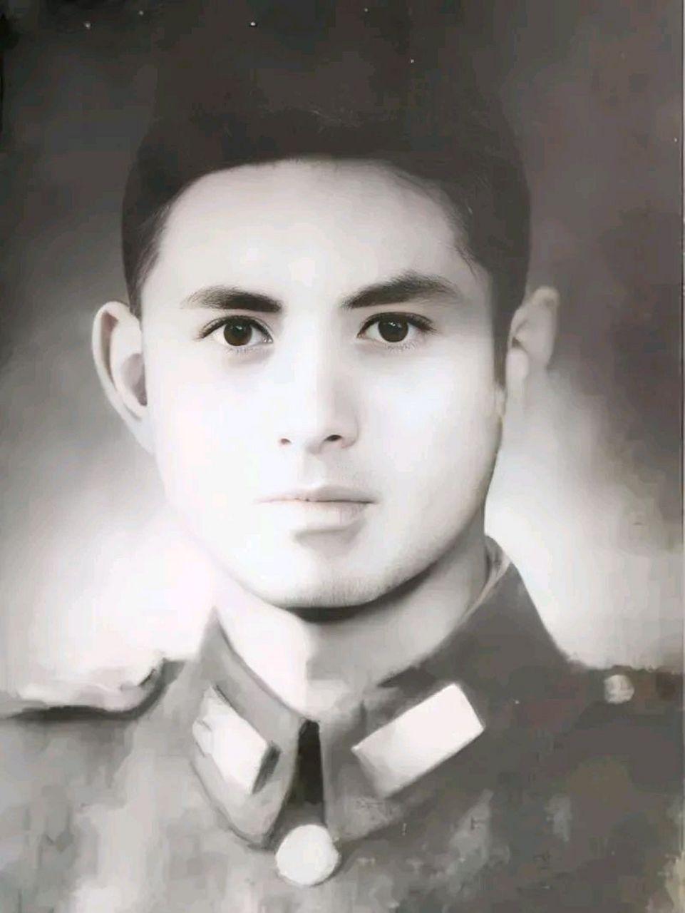 1947年深秋，北平陆军医院。一位面色苍白的国民党少校参谋，正在病房剧烈咳嗽。门