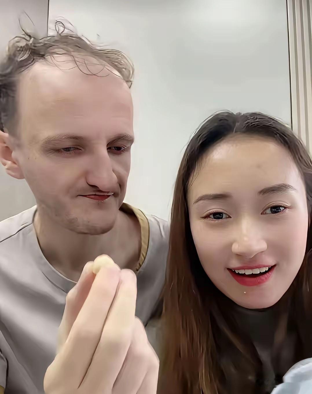 女子分享了自己的感情经历，她第一段婚姻嫁给了大学同学，但是婚后遭到大学同学的家暴