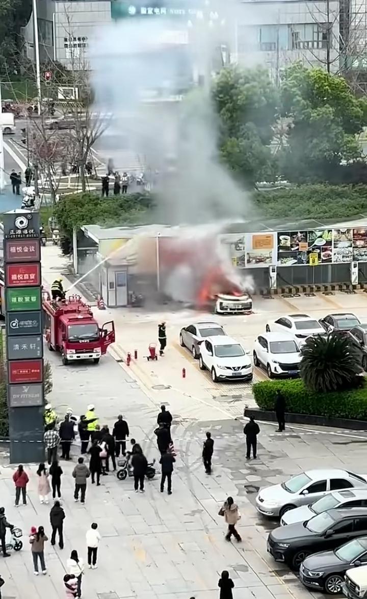 今天小区广场一辆新能源汽车着火了，具体着火原因不清楚。来了三辆消防车，折腾了几个
