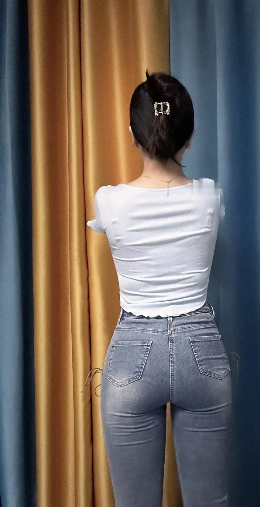 在这个世界上真正可供我们选择的路只有两种:要么享受孤独，要么沦入世俗。