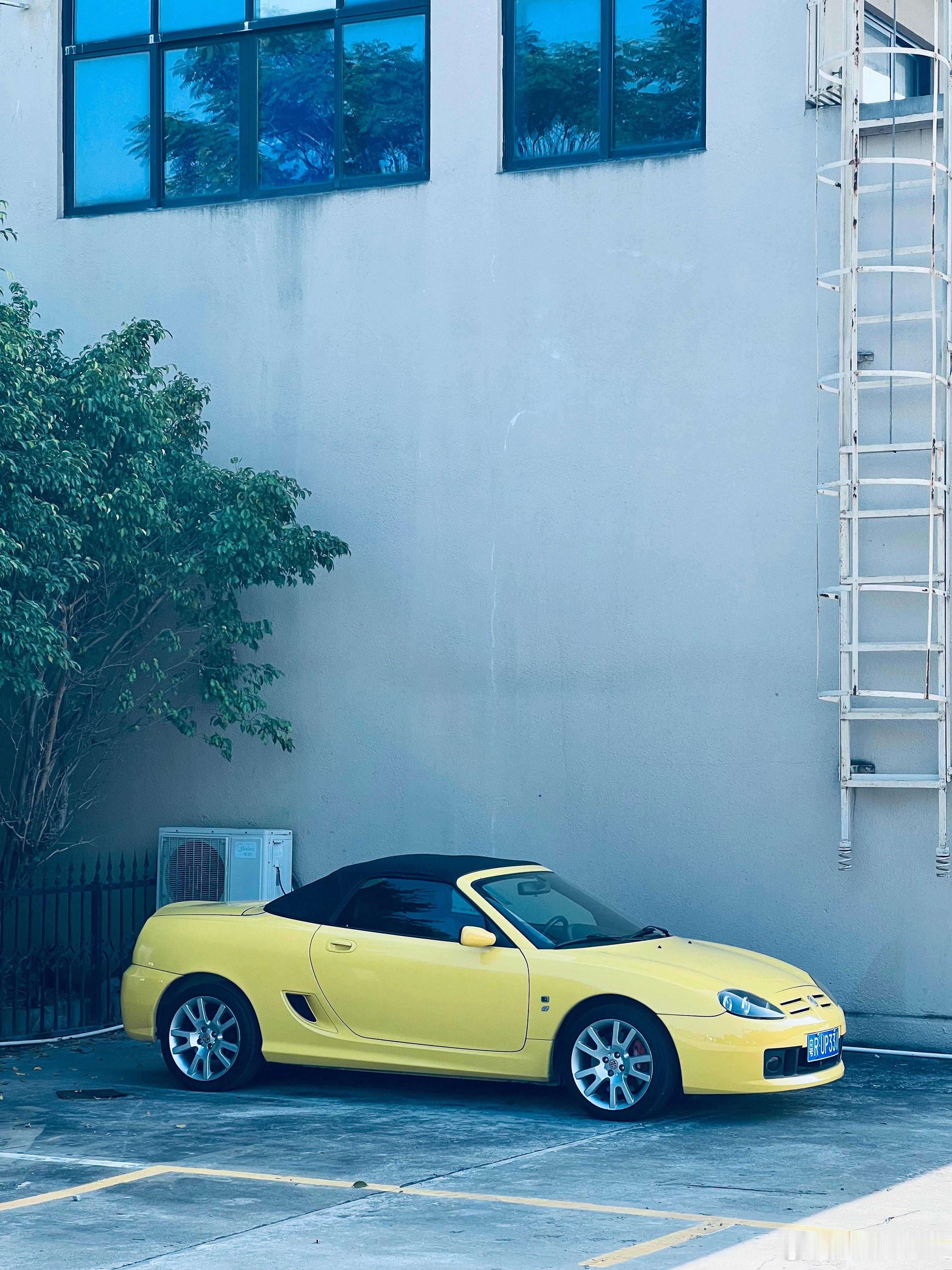 这是曾经在中国买到最便宜的中置后驱跑车超级好玩的就是没力而已MGTF，那时还在