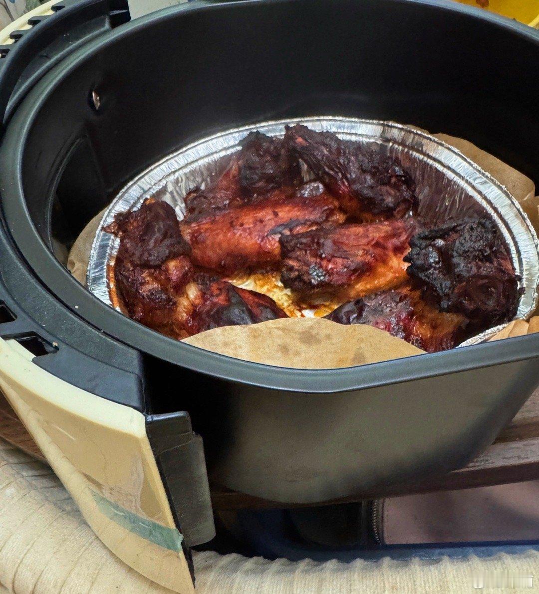 黑幕群群主的黑暗料理来啦：一盘黑乎乎的炭鸡翅我是按照空气炸锅面板上的“鸡翅”选项