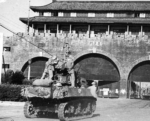 人民解放军兵临南京城下时，北平新华广播电台根据上级指示呼叫：“北平新华广播电台，