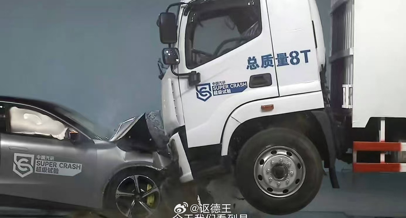 小车把大车创的车轮飞起很奇怪吗？一点都不奇怪，只是有些人少见多怪罢了[微笑]