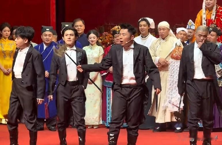 钢丝节化妆相声剧《福寿双全》中有好多爆笑名场面，傻乎乎的孙九芳被童女孟鹤堂踹好几