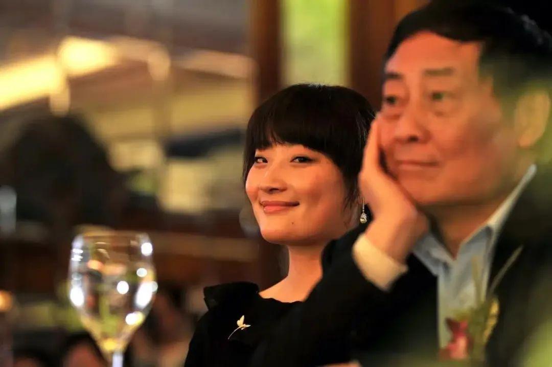 反转了！官方介入，表示宗庆后没给3孩设信托，宗馥莉340亿家产有望保住，三孩不仅