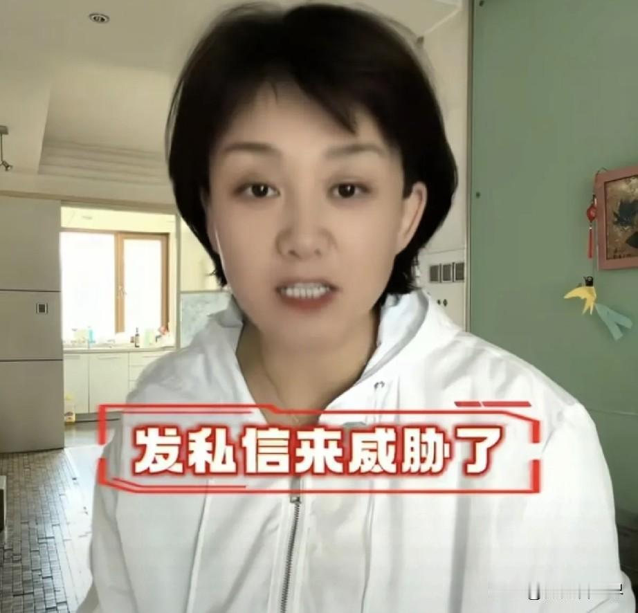 这个女记者叫杨威，抖音粉丝577万。因为转发并制作了漳州龙海区杨梅泡药的视频，一