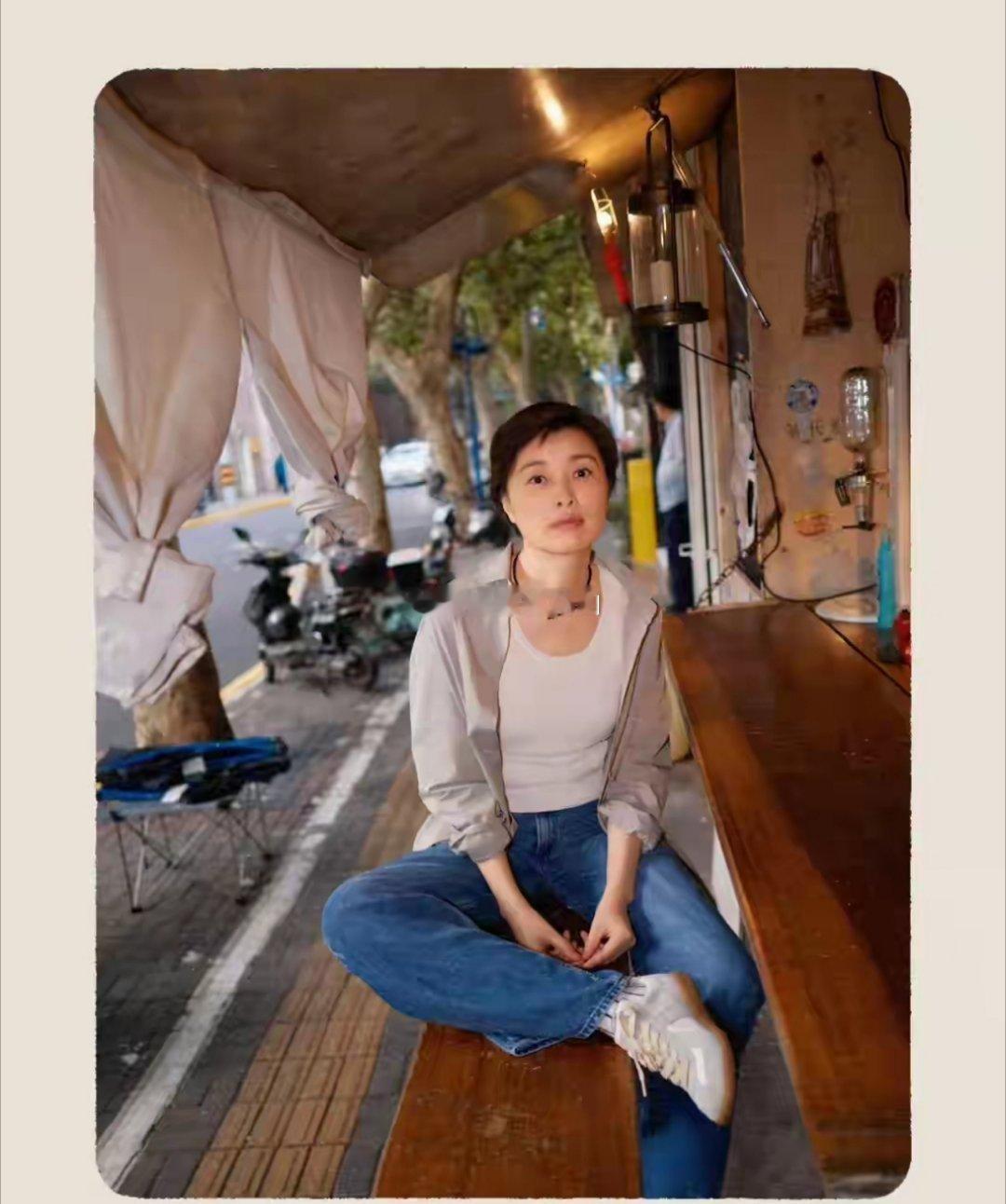 吴越晒街头美照，优雅气质美得好自然，53岁仍单身生活好惬意​​​