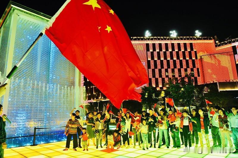 ​2. 喜迎国庆，万家团圆，岁岁安康。​3. 生在华夏，何其有幸，祝祖国繁