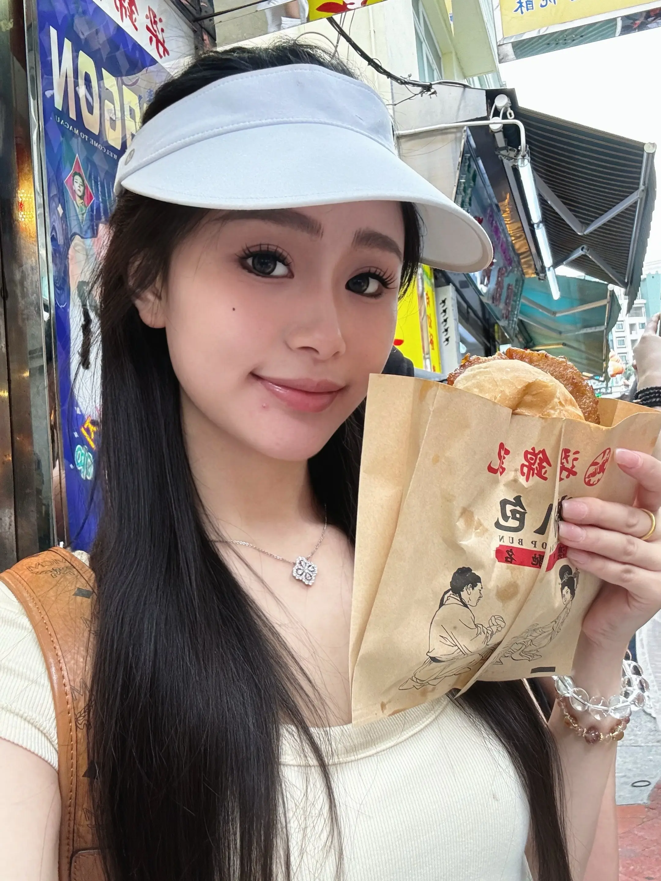 过来呀，我带你去吃猪扒包。