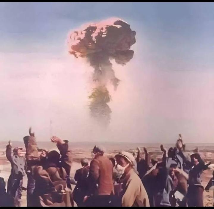 “去弄点肉来解解馋！”半夜毛主席饿了，按响了白色按铃。警卫员听到毛主席想吃肉了，