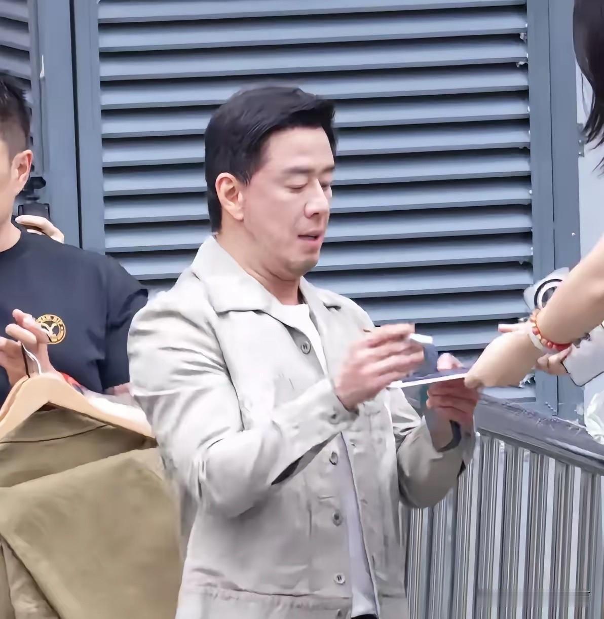 杨坤，变得不敢认了！6月19日端午节，有网友晒出了偶遇杨坤的照片，好久不见的他