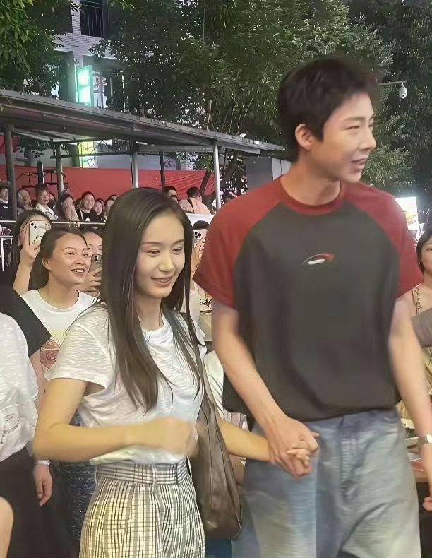 王子文刘宇宁这身高差太萌了，牵手好甜蜜，现实中这么好看吗？​​​