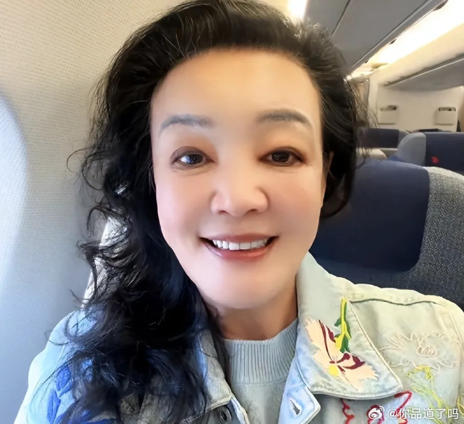 正月十五元宵节，小玥儿写了两幅对联送给奶奶，这孩子是真懂奶奶心里那点无奈啊。难怪