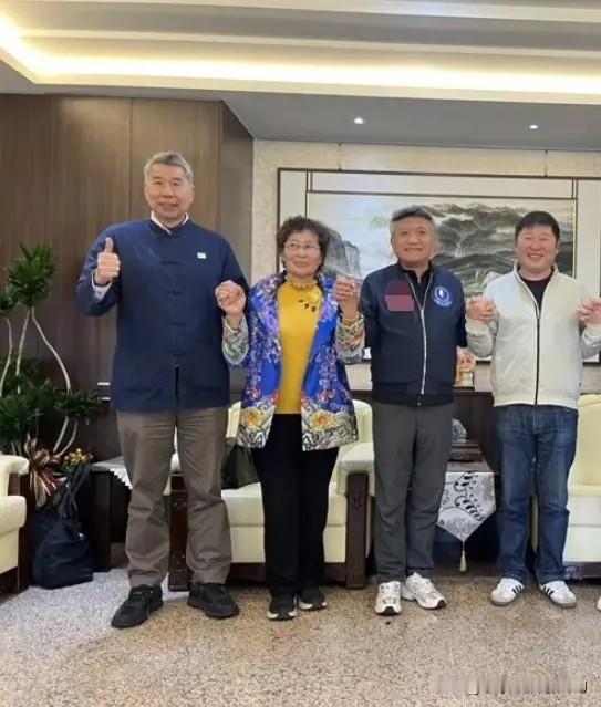 我发现张亚中虽然标榜“统派”，还是“孙文学校”校长，堂堂教授，但时常犯一些低级错