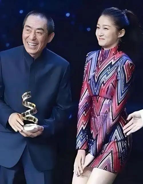 颁奖礼上，别人都争着跟张艺谋平视握手合影，关晓彤却突然双腿一夹、双手死死按住裙摆