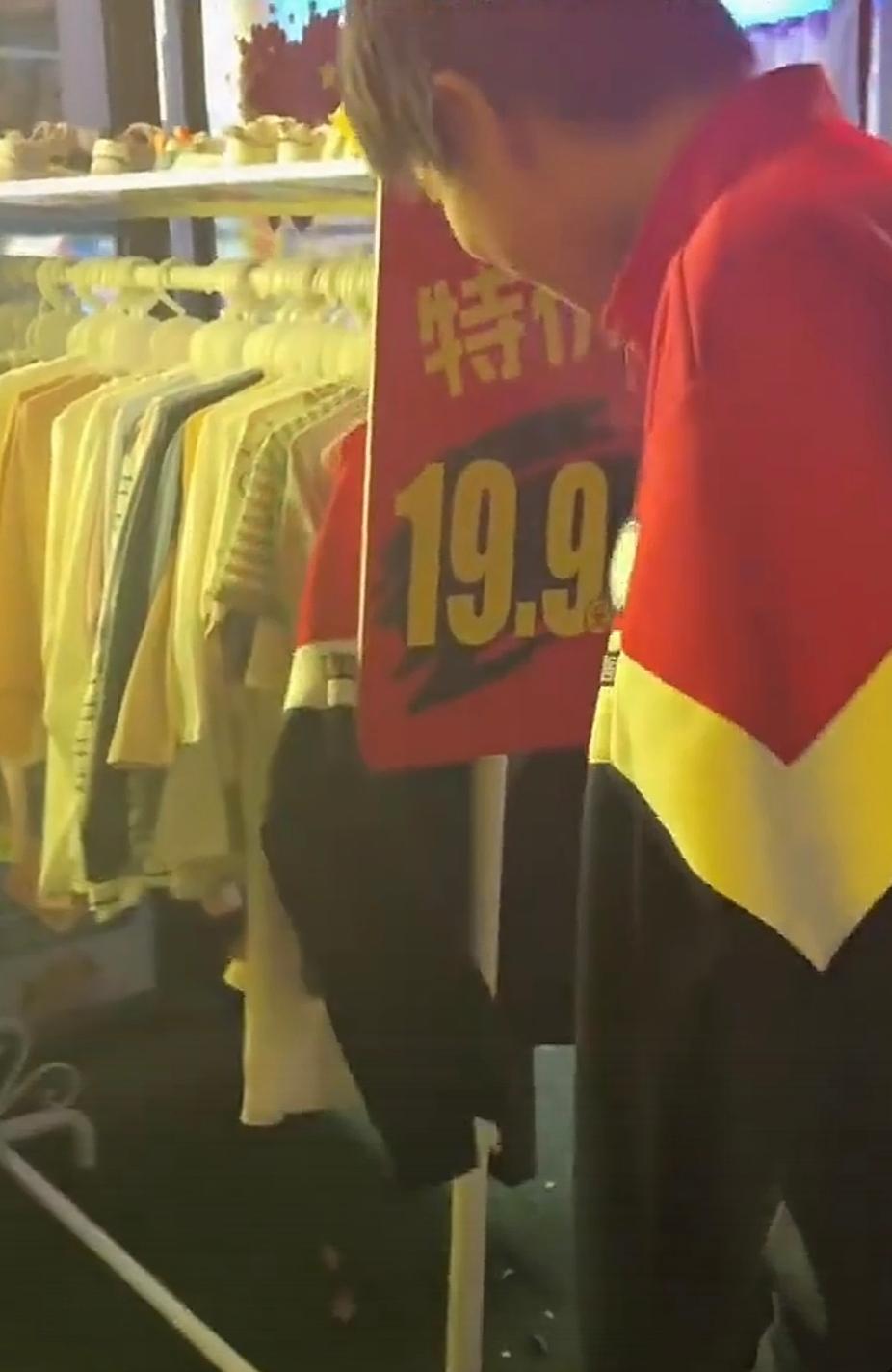 校长，你尴尬不？校服都摆到街上来卖了。更难为情的是，学生身上100多的校服在别人