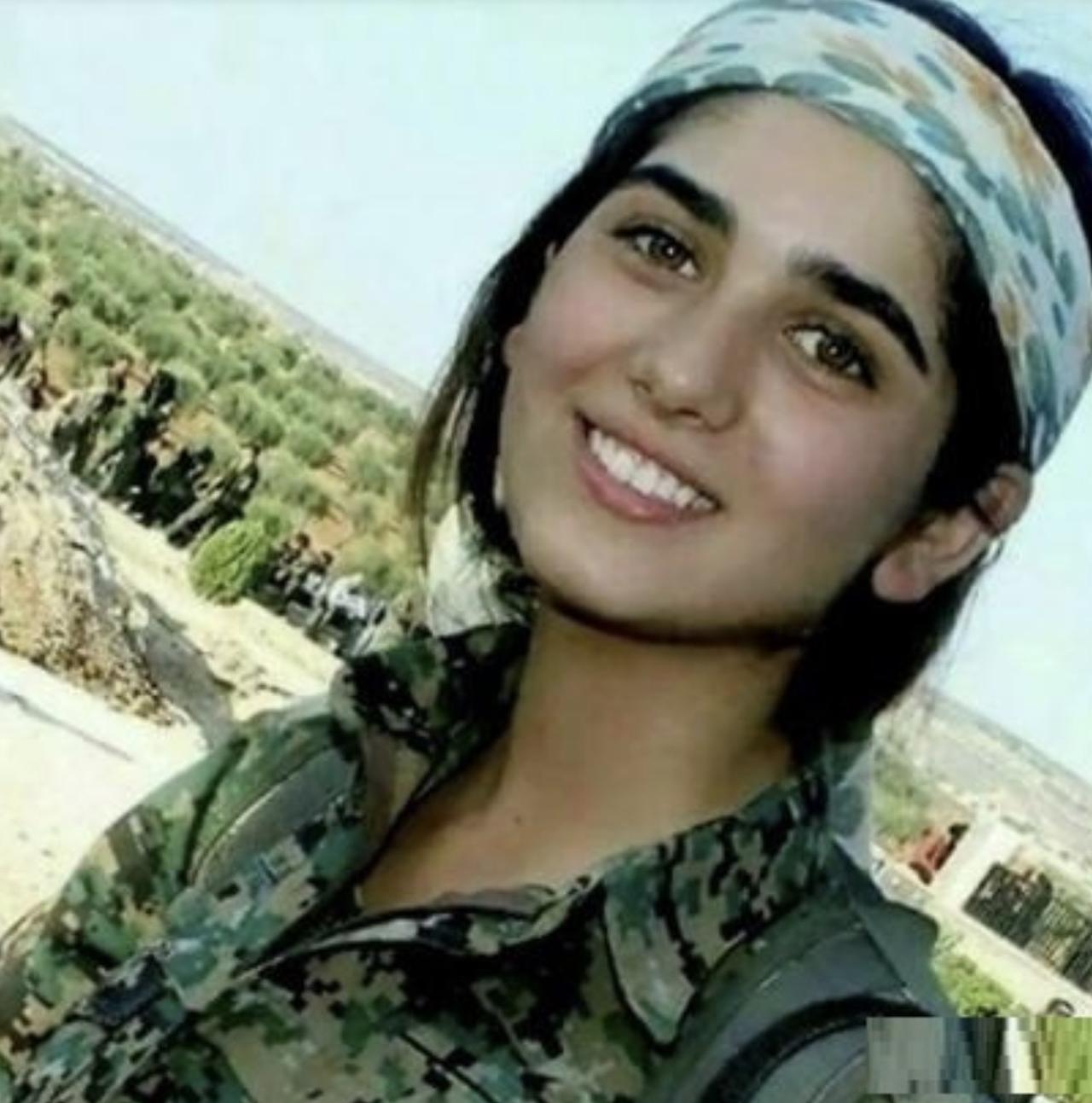 血淋淋，叙利亚攻下库尔德控制区，女兵刚投降就被杀，并反复开火补枪。网上爆出，