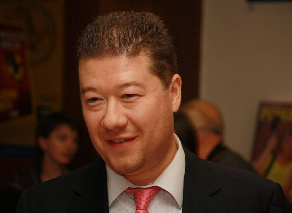 捷克众议院新议长冈村富夫干了件小事儿，他叫人清理掉了一条挂在议会大楼上的破抹布。