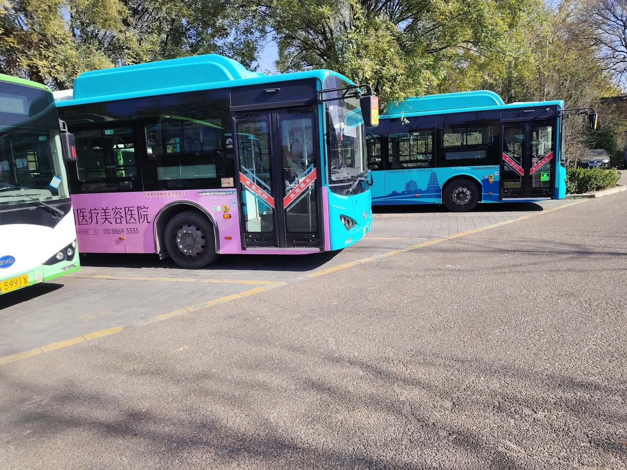 公司墙上贴满老板“至理名言”，负面影响那可大了去了过度密集的口号就像给员工强行