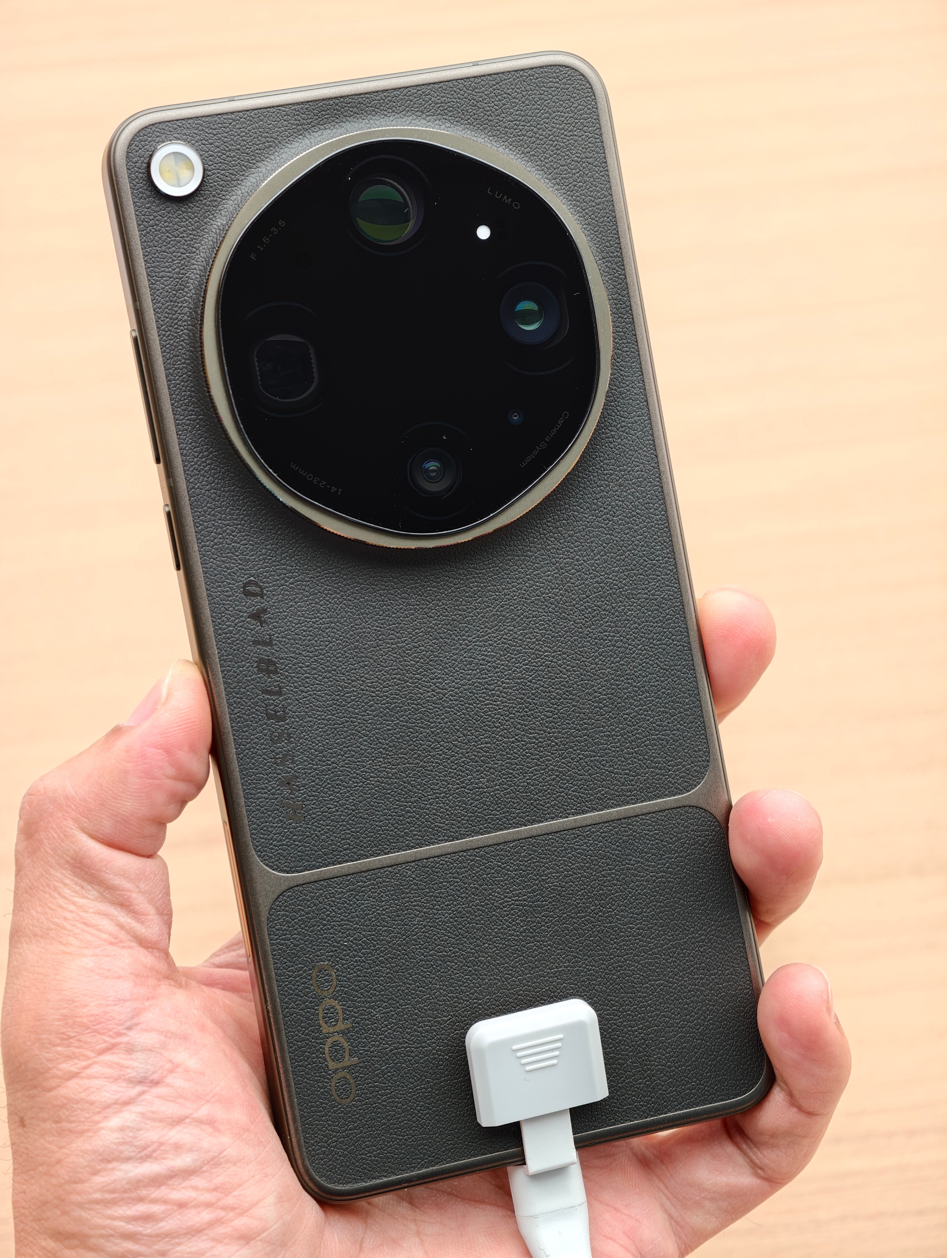 去线下摸了一把OPPOFindX9Ultra有点尊味儿，尤其是那个素皮版