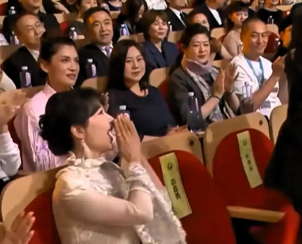 在娱乐圈这个名利场，杨紫能一直“长红”，答案竟藏在一个瞬间！白玉兰颁奖礼上，她个