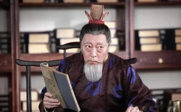 嘉靖喜欢炼丹，常年居住于西苑捣腾丹药，为了不耽误事儿，特许官员骑马来见其他人