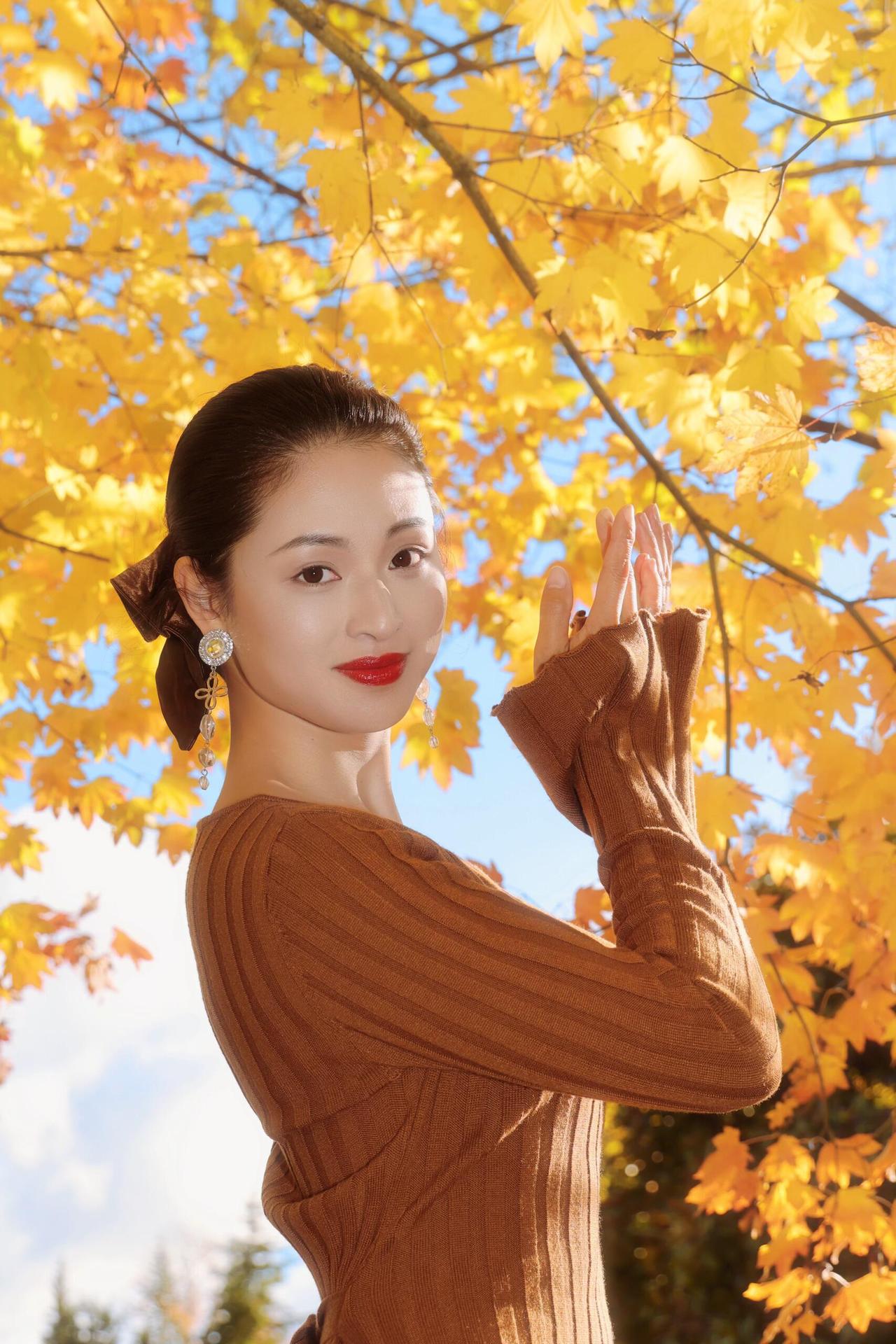       树树皆秋色，风一吹，叶尖就坠着碎金。      我站在这团暖