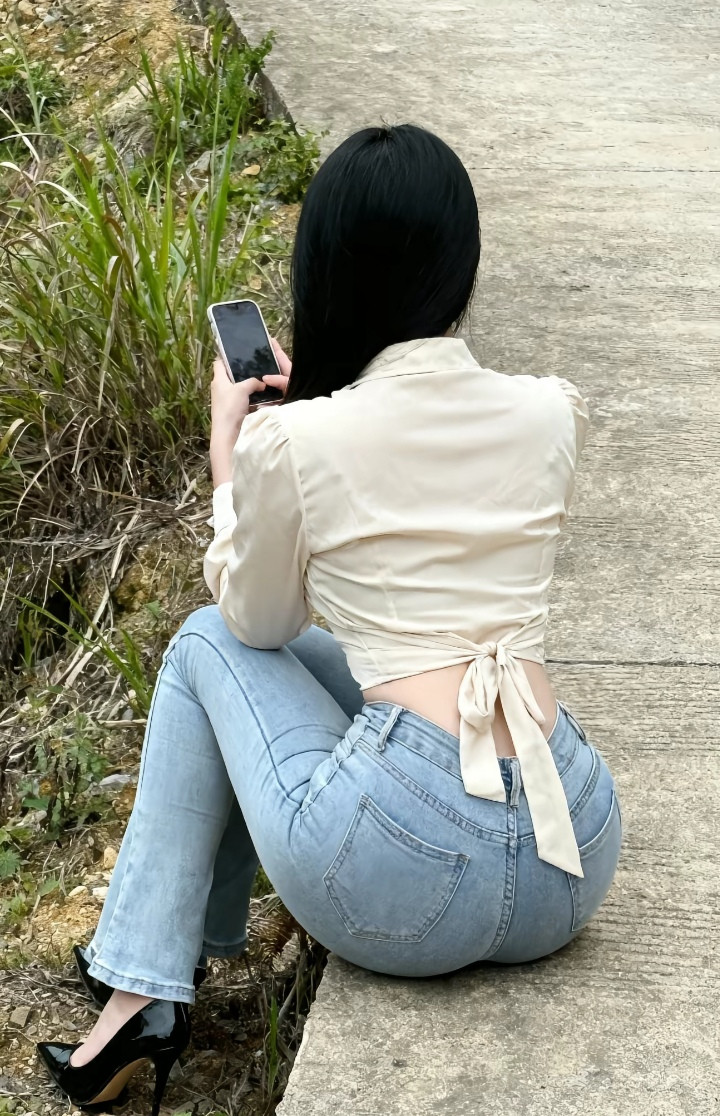 妹子站起来吧，地上太凉了