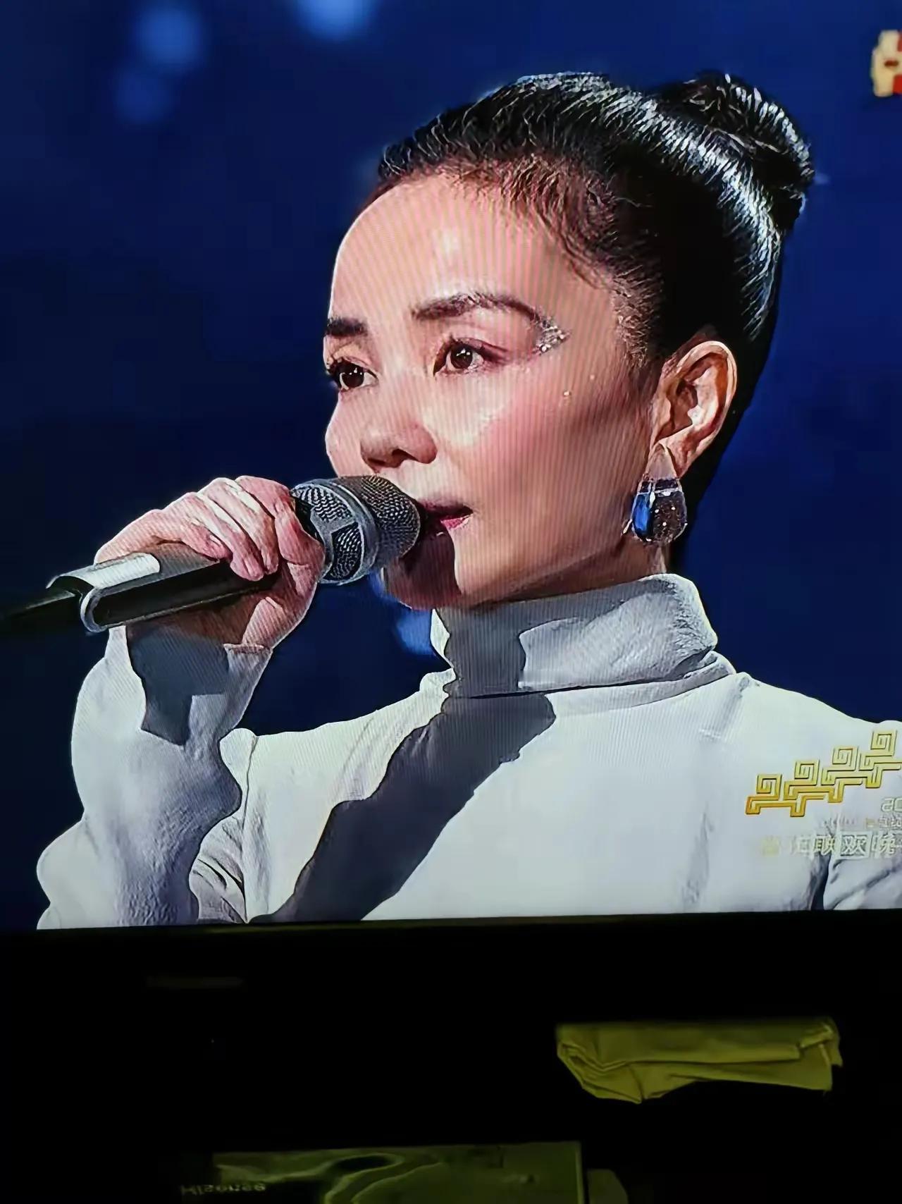 天后王菲也压不住场子了！春晚这一出场，直接让期待拉满的观众有点懵。本来满心