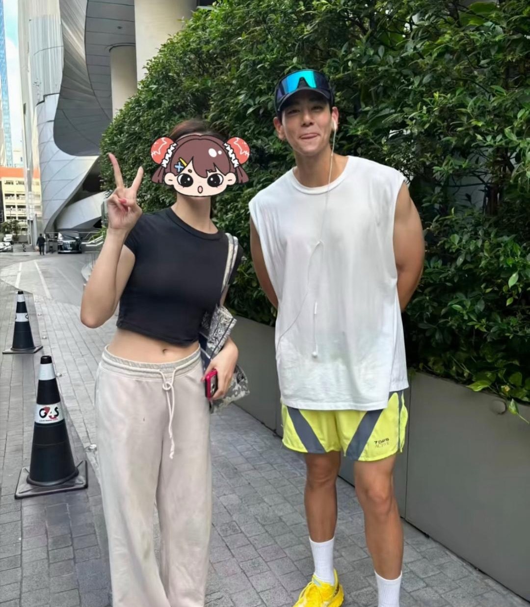 43岁彭于晏在曼谷街头跑步，他穿着一身运动服，上衣被汗水浸湿了，看起来性张力好强