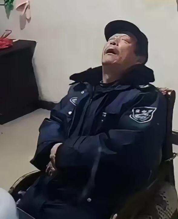 毫无人性！连正常生理需求都不放过！”2022年，广东清远，60岁大爷做保安三年，