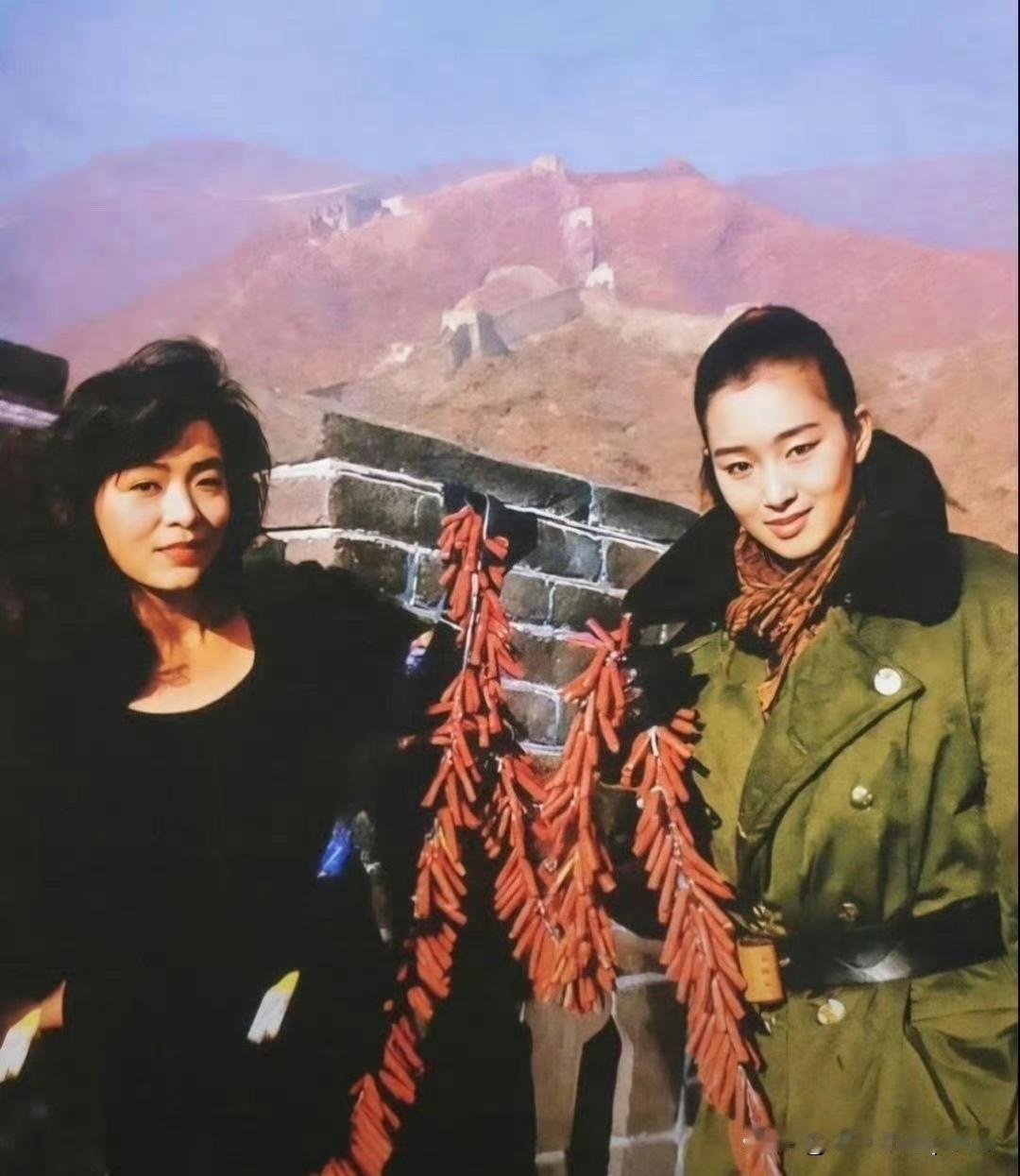 这两位美人往长城上一站，隔着年代都能感受到那股气场。巩俐裹着军大衣都挡不住那股
