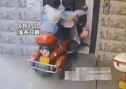 吓死个人！河南一老人骑电动三轮进电梯，哐当一声直接撞破轿厢门，连