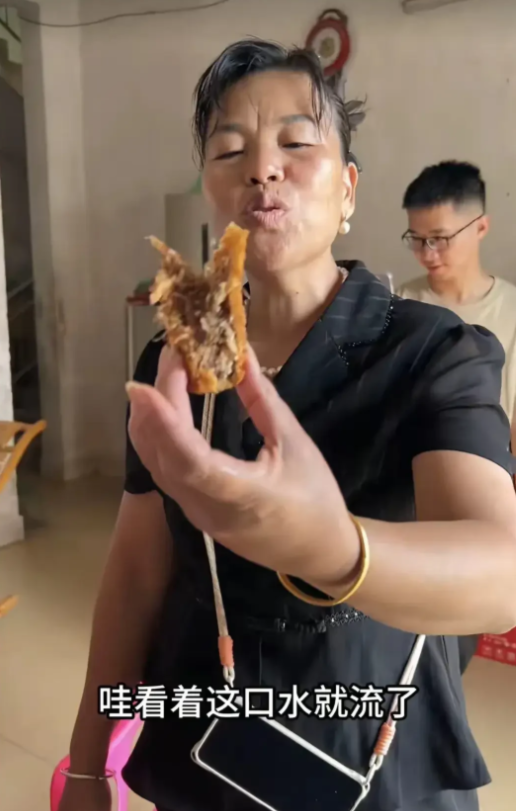 全红婵这次回老家过节，妈妈穿金戴银还坐豪车出入，甚至在镜头前卖起了月饼。从看不起病的贫困户到如今衣锦