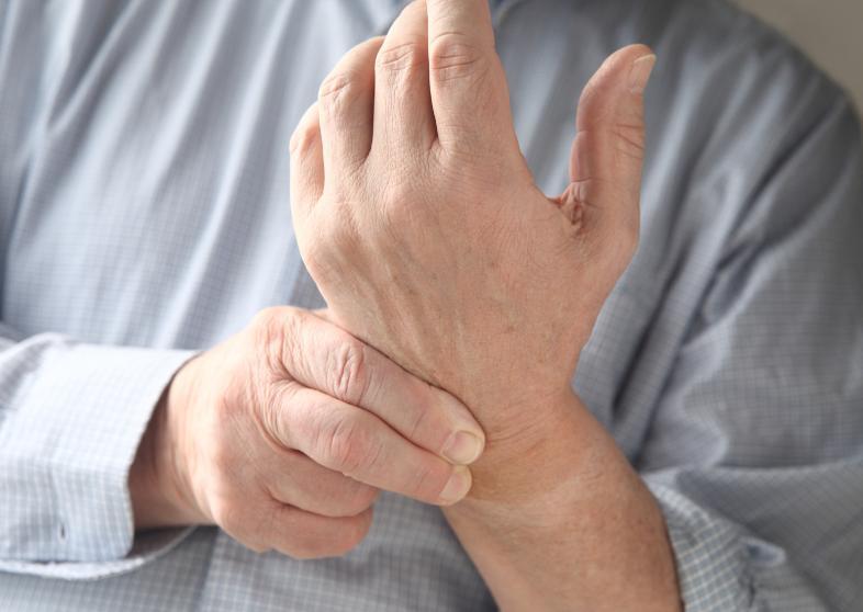 晚上睡觉时，这3处莫名发麻要警戒，或是脑梗发出的信号夜里睡着睡着，突然觉得一