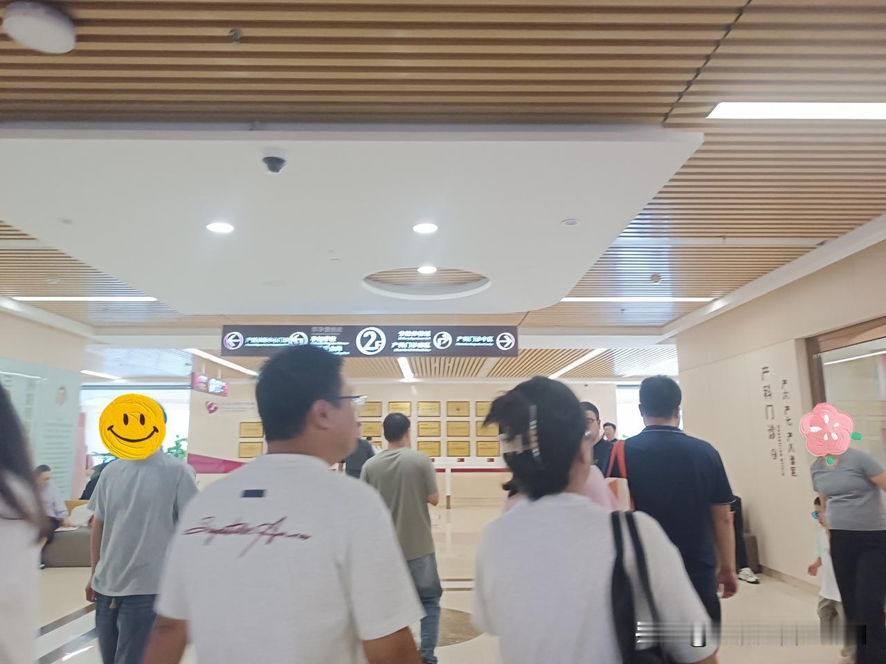 今天陪大儿媳做35周产检，坐在候诊室，我的思绪一下子被拉回到三十多年前。1