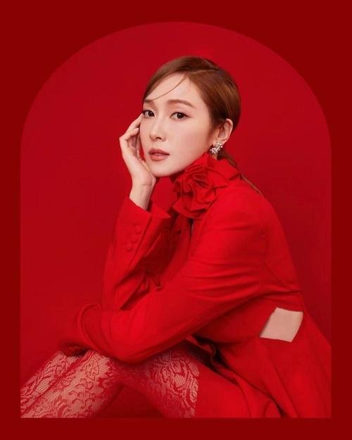 郑秀妍镂空西装裙郑秀妍生图美回巅峰郑秀妍​​​
