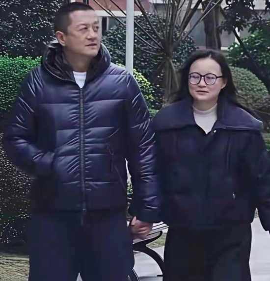 前几天，有网友在小区偶遇李亚鹏，拍下了他牵着一位女士慢慢散步的画面。照片传到