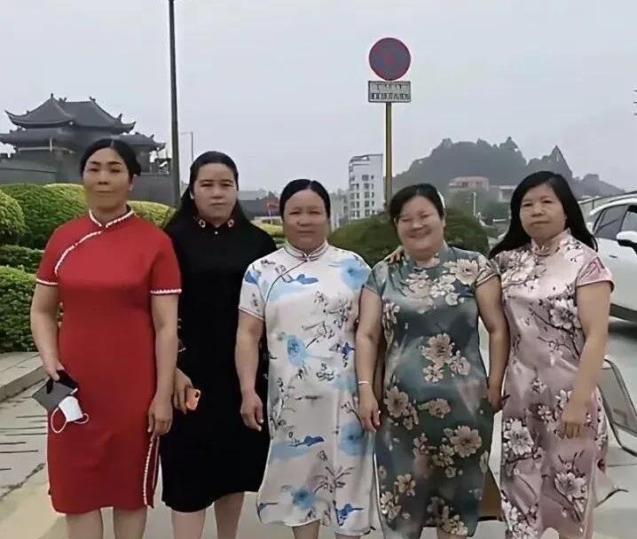 女人还是要有点自知之明自己什么身材不清楚吗？真是糟蹋了那么美的旗袍。还自