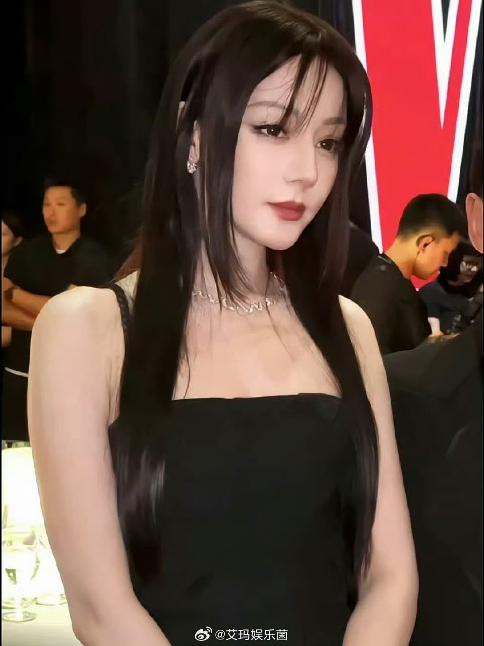 迪丽热巴第二套有人说第二套是dior的过季款[？？？]​​​