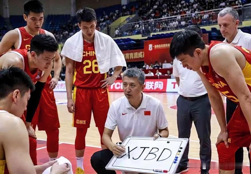 周琦：黑睿，你说郭士强会下课吗？赵睿：至少打完伊朗吧！不过也难说，毕竟一队被人