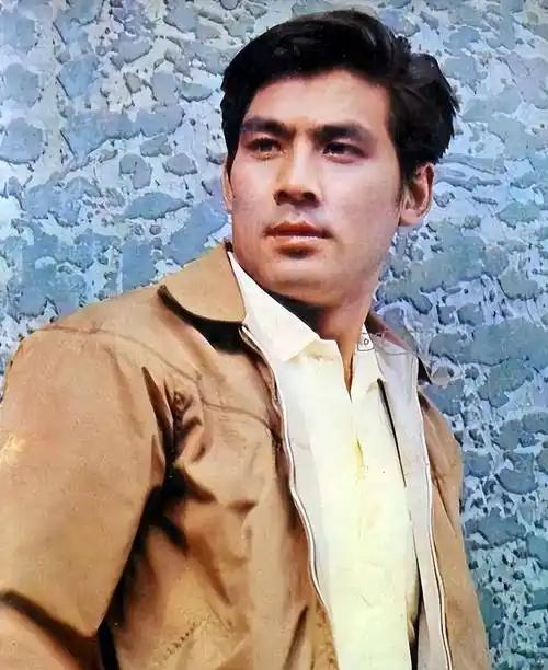 朱时茂说自己买的第一辆夏利车，托郑绪岚的父亲买的，还借了五万块钱。八十年代末