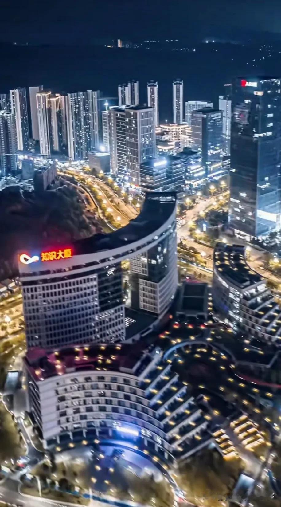 广州黄埔的知识城，位于黄埔区与白云区交界的九佛镇一带。第一次来到这边时是2012